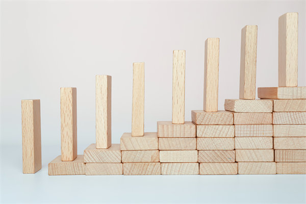 精心制定經(jīng)營策略，確保企業(yè)穩(wěn)健發(fā)展，實現(xiàn)長期盈利