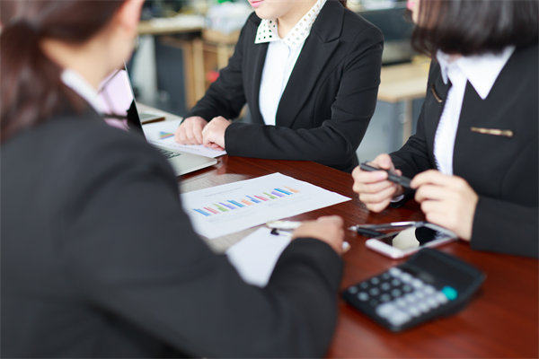 初創(chuàng)企業(yè)如何設(shè)定合理的薪酬策略吸引人才？