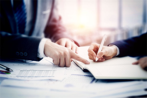 面對業(yè)績波動，企業(yè)如何靈活調(diào)整績效評價標準？