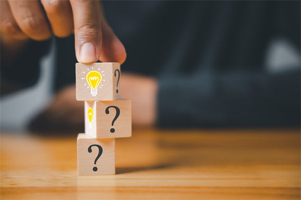 在制定企業(yè)戰(zhàn)略規(guī)劃時，如何平衡短期與長期目標？