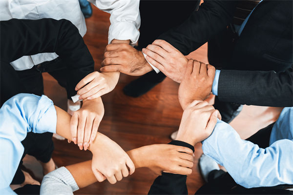在制定企業(yè)戰(zhàn)略規(guī)劃時，如何平衡短期與長期目標(biāo)？