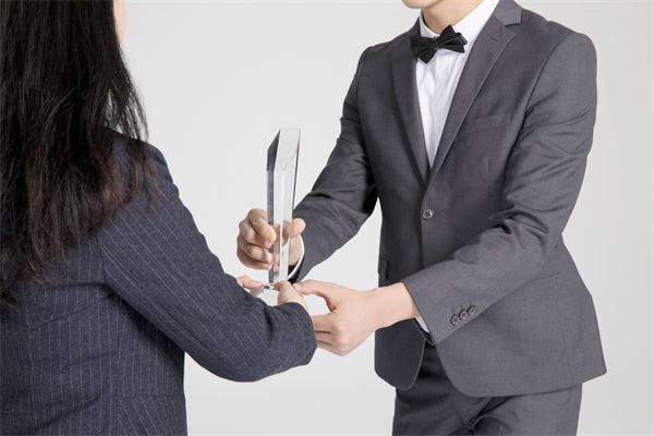 績(jī)效管理中，如何激勵(lì)優(yōu)秀員工，又幫助其提升？