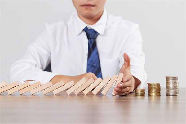 在年度經營計劃中，如何有效識別并應對潛在風險？